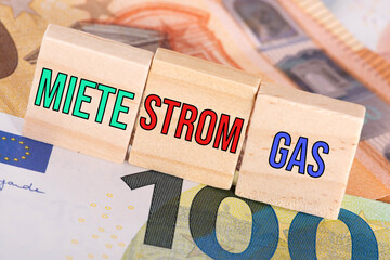 Euro Banknoten und Kosten für Miete, Strom und Gas