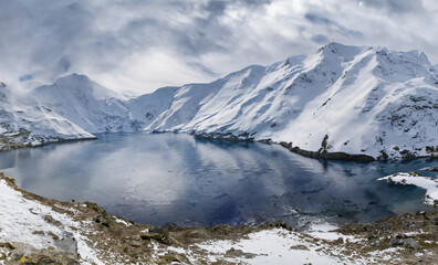 Fototapeta na wymiar lake in winter