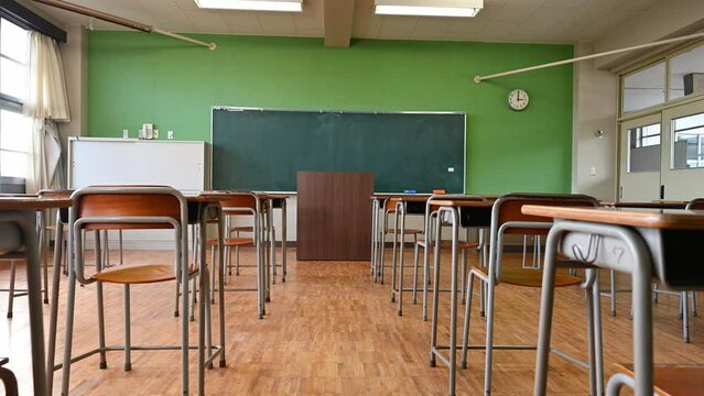 誰もいない学校の教室