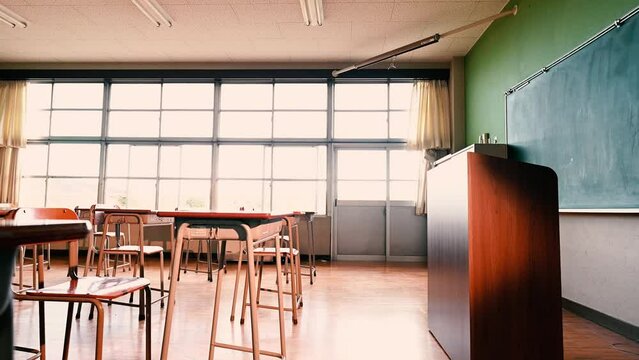 誰もいない学校の教室