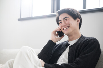 スマホで通話する男性