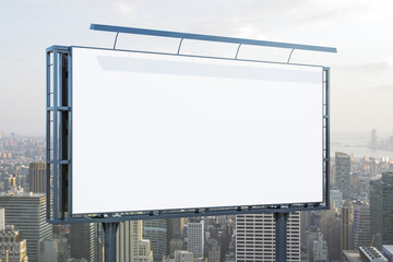 Obraz premium Blank white horizontal billboard on skyline background at daytime, perspective view. Mock up, advertising concept