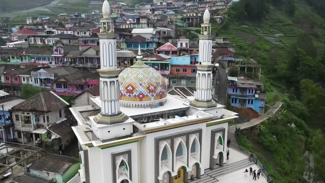 Aerial view from the viewpoint of the mosque, Nepal van Java which is a tourist village on the slopes of Mount Sumbing, Magelang, Central Java. When the weather is cloudy and foggy.
