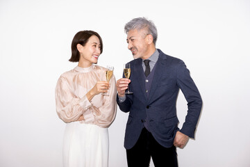 シャンパングラスを手に持ち乾杯する男女