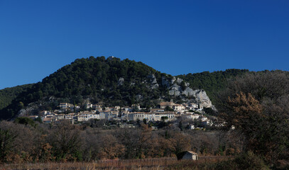 Fototapeta na wymiar Village de Séguret au pied de la colline sous le ciel bleu de Provence 