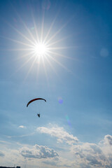 快晴のパラグライダー