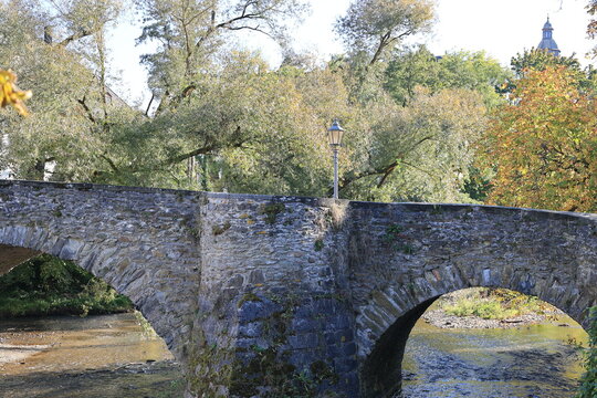Historische Br&uuml;cke &uuml;ber den Elbbach im Zentrum der Stadt Hadamar	