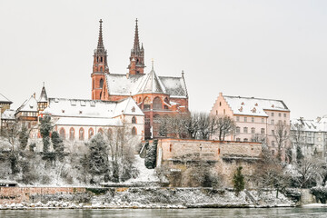 Obraz premium Basel, Münster, Kirche, Rhein, Rheinufer, Grossbasel, Altstadt, Altstadthäuser, Winter, Schnee, Schneedecke, Morgenstimmung, Basel-Stadt, Schweiz