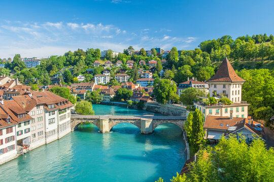 Fototapeta Aare river, Untertorbrucke bridge, cityscape of Bern, Switzerland