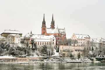 Fototapeta premium Basel, Münster, Kirche, Rhein, Rheinufer, Grossbasel, Altstadt, Altstadthäuser, Winter, Schnee, Schneedecke, Morgenstimmung, Basel-Stadt, Schweiz