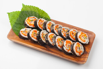 A food where rice is spread on seaweed, stuffed with various side dishes, wrapped, wrapped, and eaten sliced.


