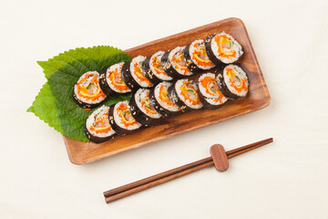 A food where rice is spread on seaweed, stuffed with various side dishes, wrapped, wrapped, and eaten sliced.


