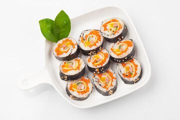 A food where rice is spread on seaweed, stuffed with various side dishes, wrapped, wrapped, and eaten sliced.


