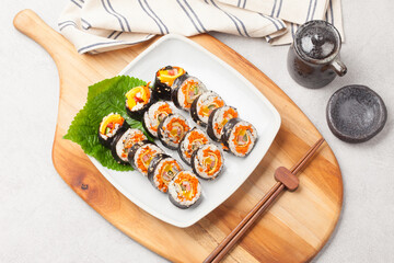 A food where rice is spread on seaweed, stuffed with various side dishes, wrapped, wrapped, and eaten sliced.


