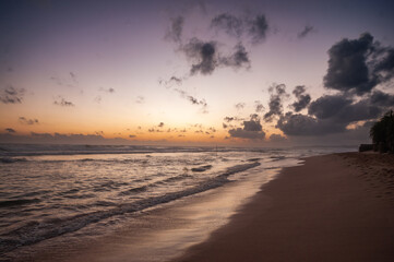 Obraz premium exotic sandy beach on the ocean shore. amazing sunset (dawn) natural background
