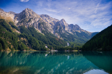 Fototapeta na wymiar Bergpanorama an einem See mit Spiegelungen im Wasser