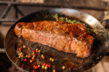ワイルドステーキ　Grill a steak over an outdoor