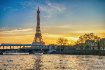 Paris France sunrise city skyline at Eiffel Tower and Seine River Bir-Hakeim Bridge - obrazy, fototapety, plakaty