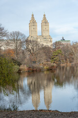 Fototapeta na wymiar Parc dans new york avec un lac et la ville en fond