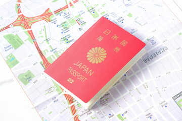 日本のパスポート（一般旅券10年用赤色）を用意して旅行の計画を立てる
