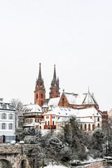 Fototapeta premium Basel, Münster, Kirche, Rhein, Rheinufer, Grossbasel, Altstadt, Altstadthäuser, Winter, Schnee, Schneedecke, Morgenstimmung, Basel-Stadt, Schweiz