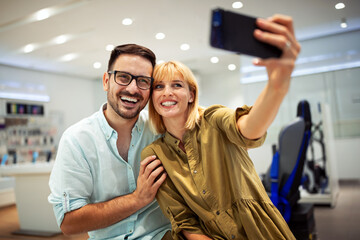 Obraz premium Lovers making a self portrait to post on social media network. Smart phone addiction concept