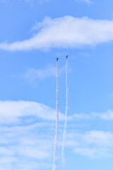 Obraz premium Aerobatic Duos: Skyward Spirals of Precision and Thrill