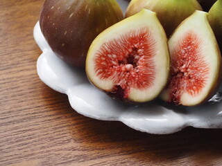 白い皿にのったイチジク