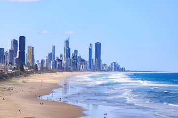 Gold Coast City Skyline: A Distant Ocean View - obrazy, fototapety, plakaty