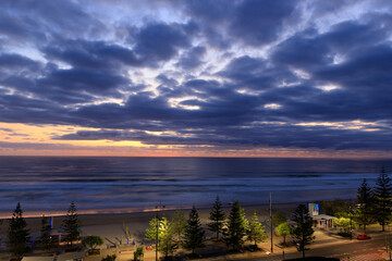 Fototapeta premium A Tranquil Evening: Sunset Over the Serene Beachfront