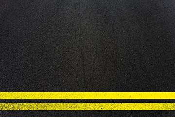 Bandes jaunes sur asphalte 