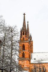 Obraz premium Basel, Münster, Kirche, Münsterplatz, Grossbasel, Altstadt, Altstadthäuser, historische Gassen, Stadt, Pfalz, Rhein, Winter, Schnee, Schneedecke, Schweiz