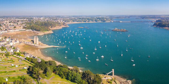 Panorama a&eacute;rien du littoral au dessus de Saint Servan sur Mer en Bretagne, commune de saint malo, en ille et vilaine au dessus de la Rance et des bateaux de plaisance