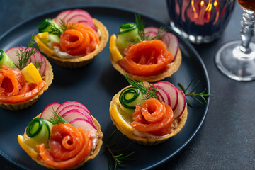 Mini tartlets with smoked salmon