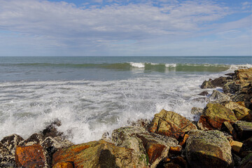 Fototapeta na wymiar Waves crashing against the rocks on the coast.