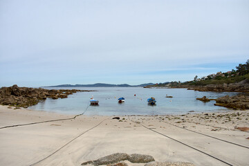 Fototapeta premium Pequeñas barcas en la Playa del Portiño en Vigo