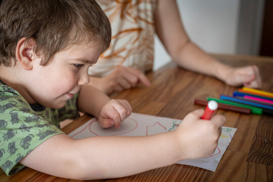 Ni&ntilde;o dibujando junto a su mam&aacute; escribiendo una carta navide&ntilde;a a pap&aacute; noel