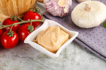 Yellow cream grill sauce for burger