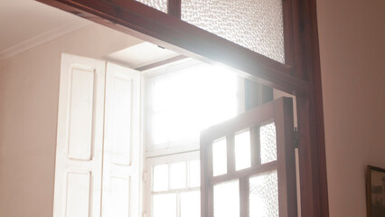 Fototapeta premium Luz de sol entrando por ventanal