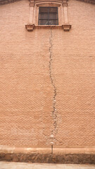 Grietas en muro de iglesia antigua