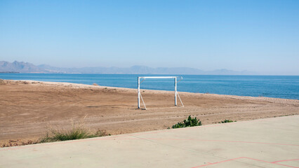 Campo de fútbol en una playa