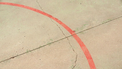 Línea roja en pista deportiva agrietada