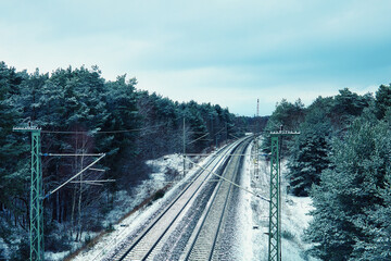 Bahn - Gleis - Schiene - Winter - Rails - Snow -  Rail Track - Cold - Background - Railroad - Concept - Railway - Horizon - Nature - Sky 