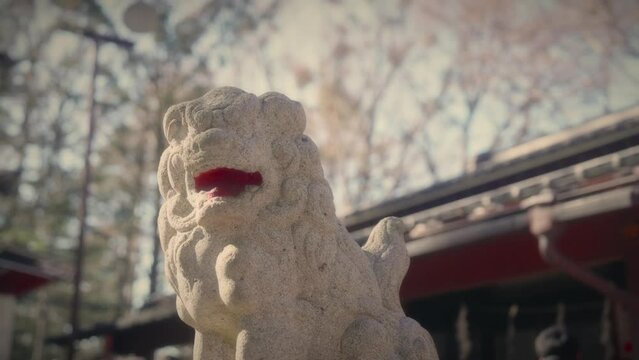 山梨県は新屋山神社を見守る狛犬（4K動画）