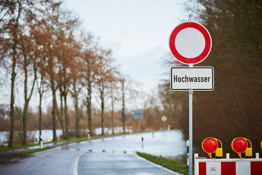 Warnschilder &Uuml;berschemmungsgebiet