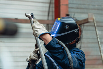 soudeur en train de souder une pi&egrave;ce de m&eacute;tal