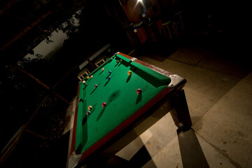 Mesa de sinuca ou bilhar pr&oacute;pria para jogos de sal&atilde;o. 