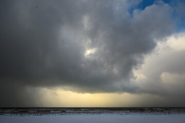 Obraz premium Snow clouds above Baltic sea.