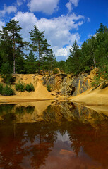 las i żółte skały odbicie w wodzie, forest and yellow rocks reflected in the water, krajobraz, las i żółte skały nad wodą, niebieskie niebo, widok  © kateej