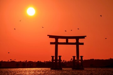 浜松市、浜名湖の大鳥居と夕陽